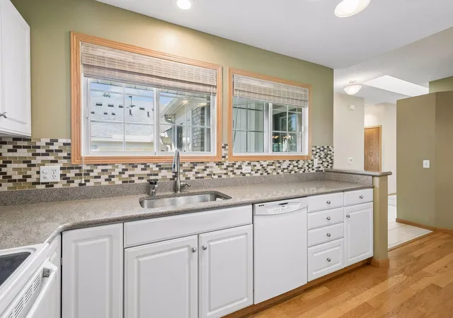 Photo 4 of Single family home for sale at 10811 Lexington Dr, Eden Prairie, MN 55344 | MLS# 7063556 | Listing updated on 2026-09-18