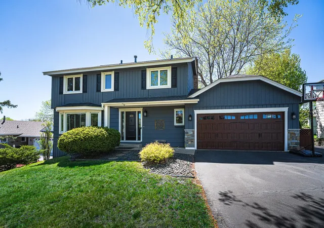 Photo 1 of Single family home for sale at 613 Chicago Dr, Burnsville, MN 55306 | MLS# 7064189 | Listing updated on 2026-08-31