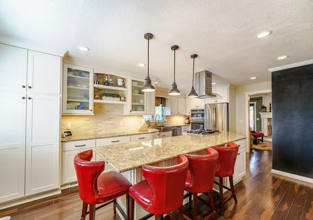 Photo 2 of Single family home for sale at 613 Chicago Dr, Burnsville, MN 55306 | MLS# 7064189 | Listing updated on 2026-08-31