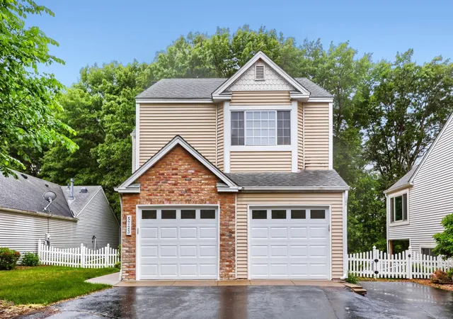 Homes for sale in Shoreview, MN | 5723 Donegal Dr, Shoreview, MN 55126 | MLS# 7064314
