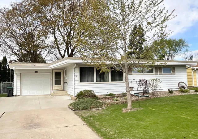 Homes for sale in Austin, MN | 1405 5th St Nw, Austin, MN 55912 | MLS# 7064575