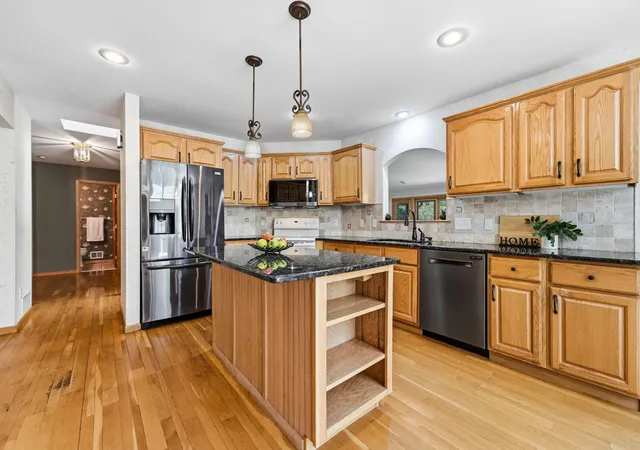 Photo 3 of Single family home for sale at 15 Anemone Cir, Saint Paul, MN 55127 | MLS# 7064678 | Listing updated on 2026-10-05