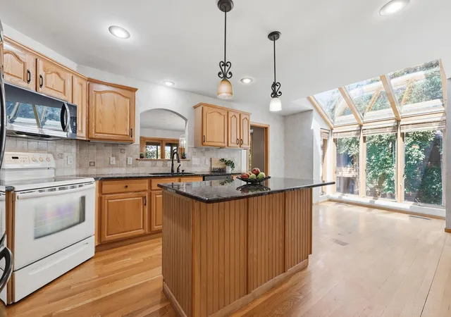 Photo 4 of Single family home for sale at 15 Anemone Cir, Saint Paul, MN 55127 | MLS# 7064678 | Listing updated on 2026-10-05
