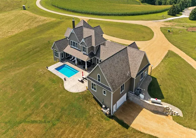 Photo 3 of Mansion for sale at 66850 177th Avenue, Wabasha, MN 55981 | MLS# 7064708 | Listing updated on 2026-08-20