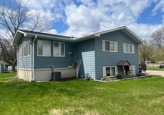 4th image of 129 Nelson St E, Litchfield, MN 55355 | MLS# 7065261