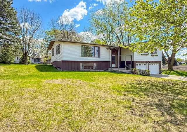 1st image of 923 Summit Dr, Fairmont, MN 56031 | MLS# 7065604