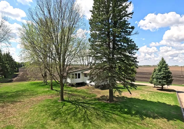 55th image of 923 Summit Dr, Fairmont, MN 56031 | MLS# 7065604