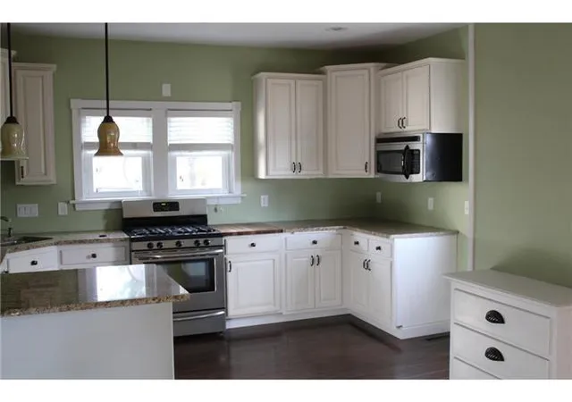 Listing Photo 5 - Condo for sale in building located at 2506 7th Ave E, Saint Paul, MN 55109