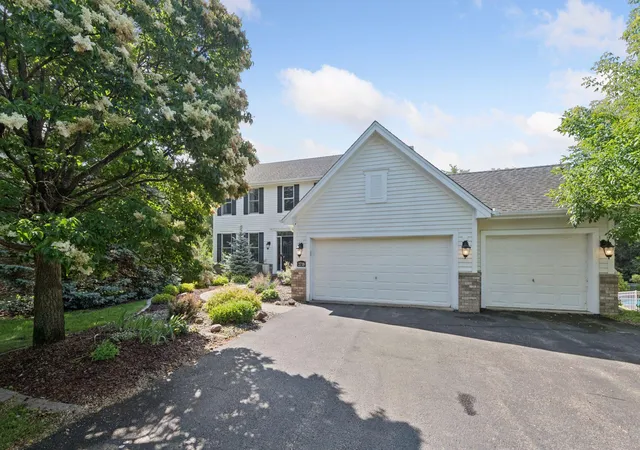 Photo 3 of Single family home for sale at 2719 Longacres Dr, Chanhassen, MN 55317 | MLS# 7065873 | Listing updated on 2026-10-02