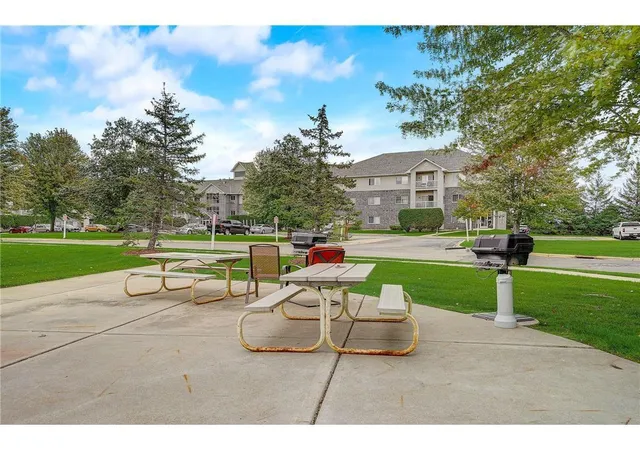 2nd image of 1321 Lake Dr W, Chanhassen, MN 55317