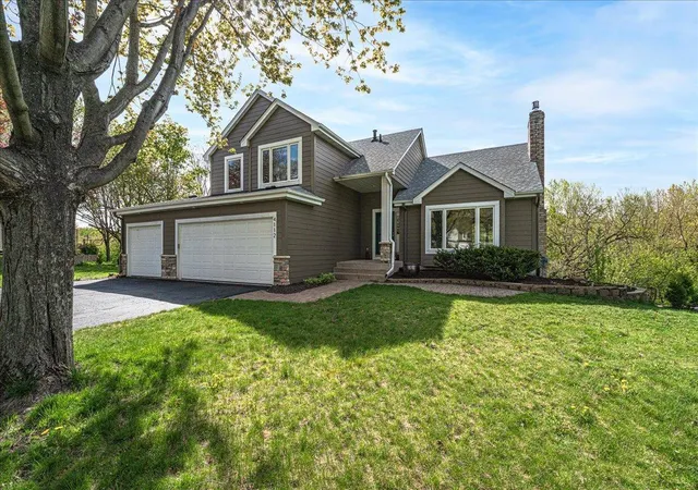 Homes for sale in Eagan, MN | 4112 Havenhill Cir, Eagan, MN 55123 | MLS# 7066123