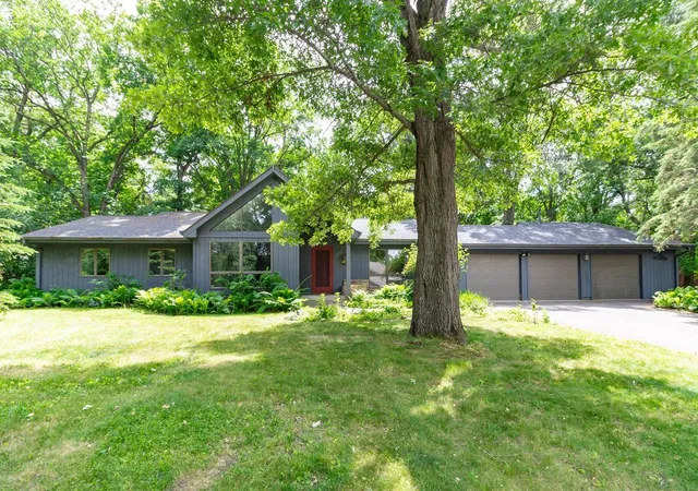 Homes for sale in Mahtomedi, MN | 500 Robert Ct, Mahtomedi, MN 55115 | MLS# 7066288