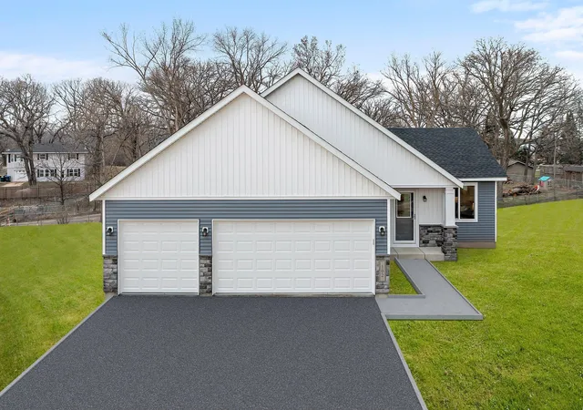 Photo 2 of Single family home for sale at 13 Kodiak Ct, North Mankato, MN 56003 | MLS# 7066790 | Listing updated on 2026-09-19