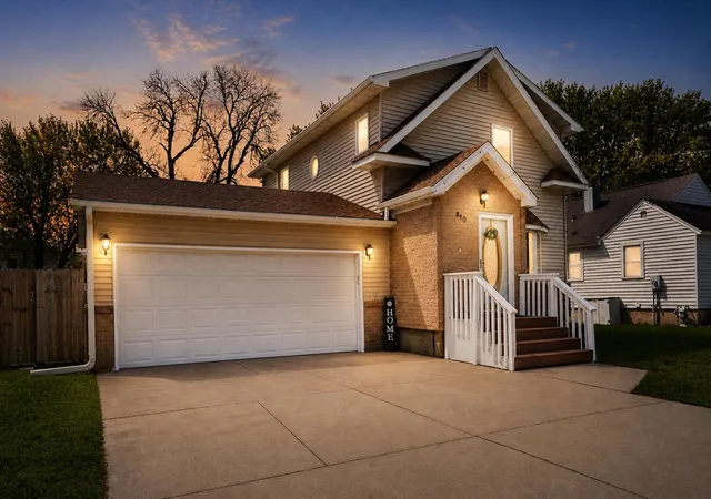 Photo 3 of Single family home for sale at 810 10th Avenue Se, Austin, MN 55912 | MLS# 7066851 | Listing updated on 2026-08-11