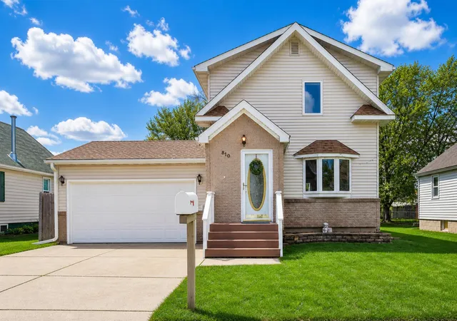 Photo 3 of Single family home for sale at 810 10th Avenue SE, Austin, MN 55912 | MLS# 7066851 | Listing updated on 2026-08-11