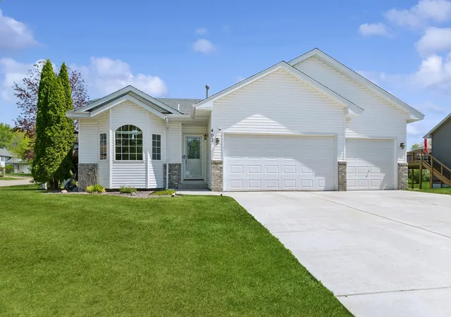 Photo 3 of Single family home for sale at 402 13th Avenue Ne, Buffalo, MN 55313 | MLS# 7067048 | Listing updated on 2026-09-02