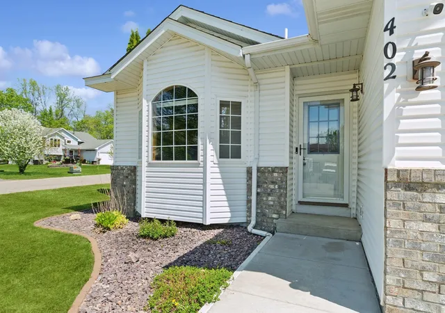 Photo 3 of Single family home for sale at 402 13th Avenue NE, Buffalo, MN 55313 | MLS# 7067048 | Listing updated on 2026-09-02