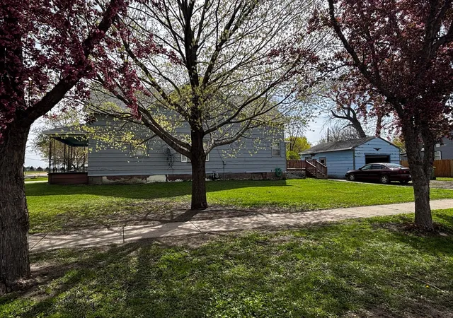 Homes for sale in Pipestone, MN | 904 4th St Se, Pipestone, MN 56164 | MLS# 7067292