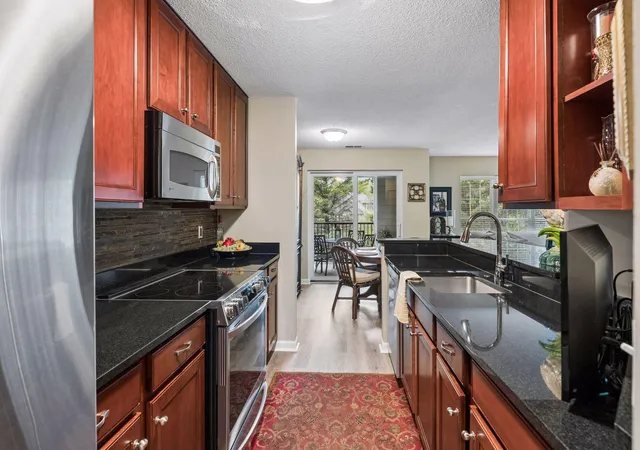 Listing Photo 5 - Condo for sale in building located at 6000 Chasewood Pkwy, Minnetonka, MN 55343 - Unit #204