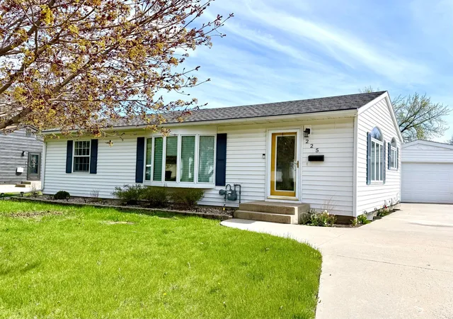 Homes for sale in Redwood Falls, MN | 225 Sunrise Blvd, Redwood Falls, MN 56283 | MLS# 7067661