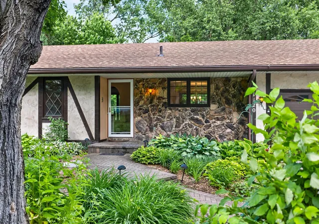 Homes for sale in New Brighton, MN | 1120 Rockstone Ln, New Brighton, MN 55112 | MLS# 7068292
