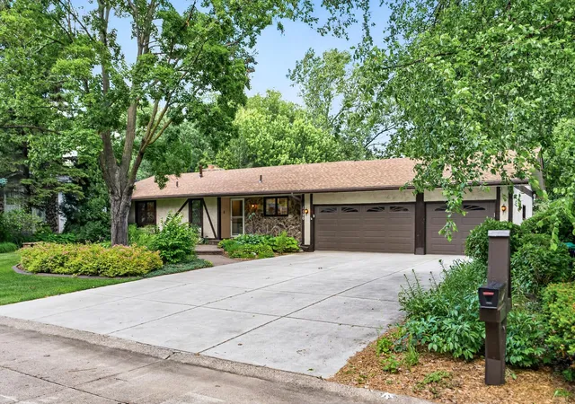 Homes for sale in New Brighton, MN | 1120 Rockstone Ln, New Brighton, MN 55112 | MLS# 7068292