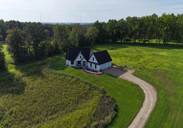 2nd image of 9016 County Road 3 Nw, Oronoco, MN 55960 | MLS# 7068337