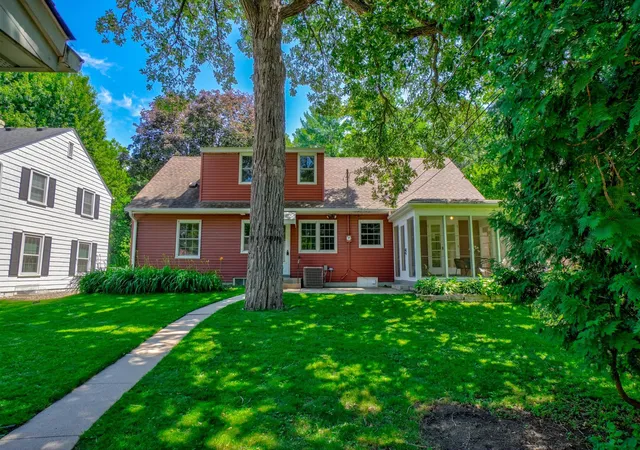 2nd image of 329 Stonebridge Blvd, Saint Paul, MN 55105 | MLS# 7068443
