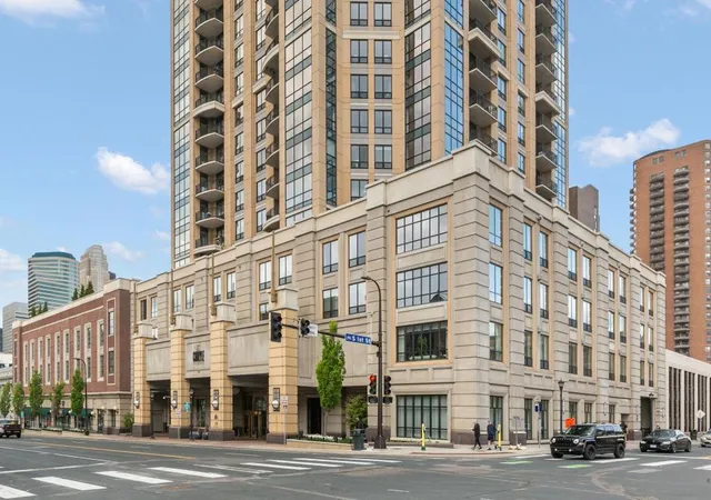 2nd image of The Carlyle, Minneapolis, MN 55401