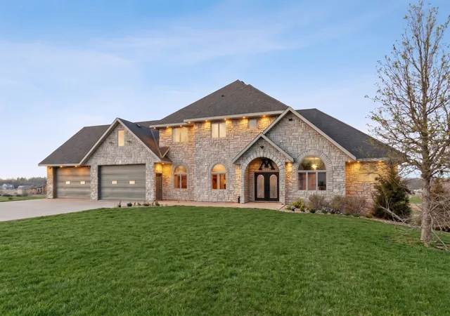 2nd image of 20951 Prairie Hills Ln, Prior Lake, MN 55372 | MLS# 7068702