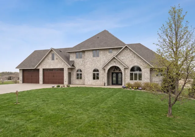 Photo 4 of Single family home for sale at 20951 Prairie Hills Ln, Prior Lake, MN 55372 | MLS# 7068702 | Listing updated on 2026-08-07
