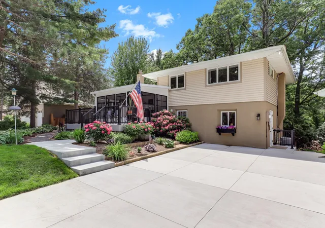 Homes for sale in Mahtomedi, MN | 645 Warner Ave S, Mahtomedi, MN 55115 | MLS# 7068801