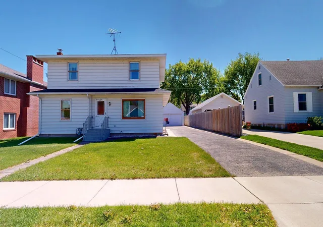 Homes for sale in Albert Lea, MN | 406 Giles Pl, Albert Lea, MN 56007 | MLS# 7069670
