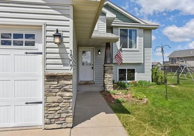 2nd image of 1307 Osprey Ct, New Richmond, WI 54017 | MLS# 7070156
