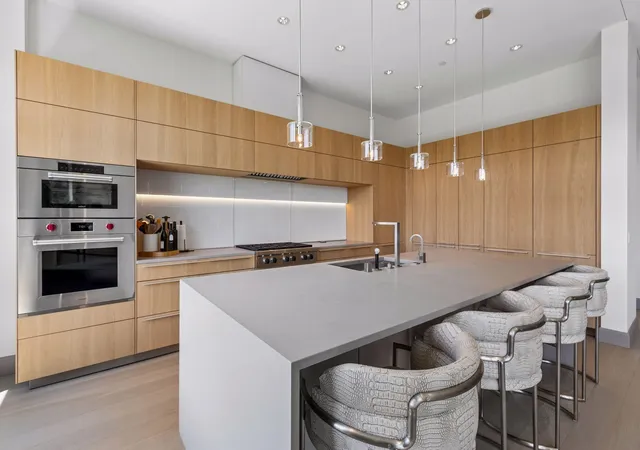 Photo 2 of Condo for sale at 935 Lake St E #403, Wayzata, MN 55391 | MLS# 7070209 | Listing updated on 2026-10-09