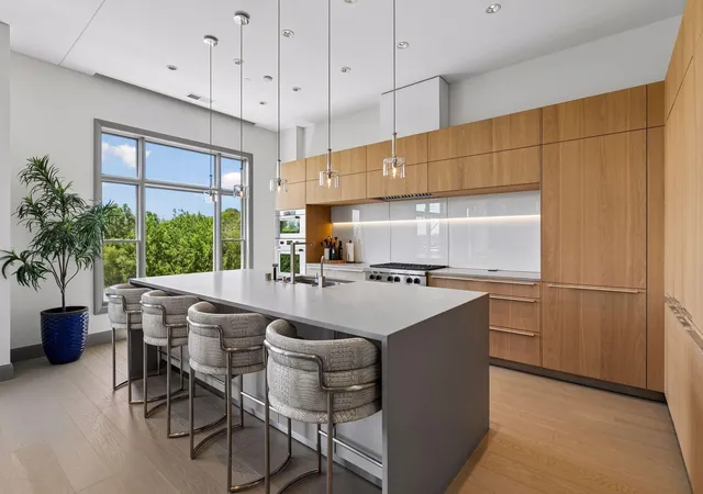 Photo 4 of Condo for sale at 935 Lake St E #403, Wayzata, MN 55391 | MLS# 7070209 | Listing updated on 2026-10-09