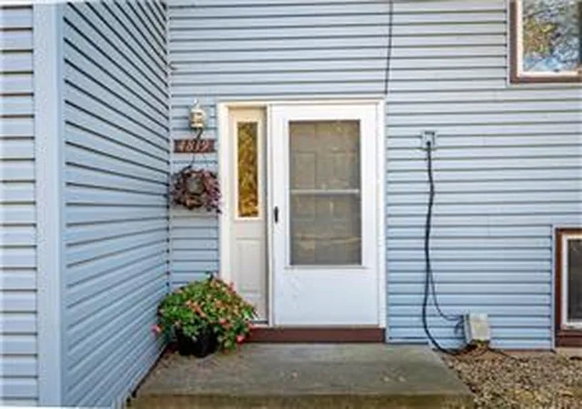 2nd image of 4819 Grenwich Wy N, Saint Paul, MN 55128 | MLS# 7070573