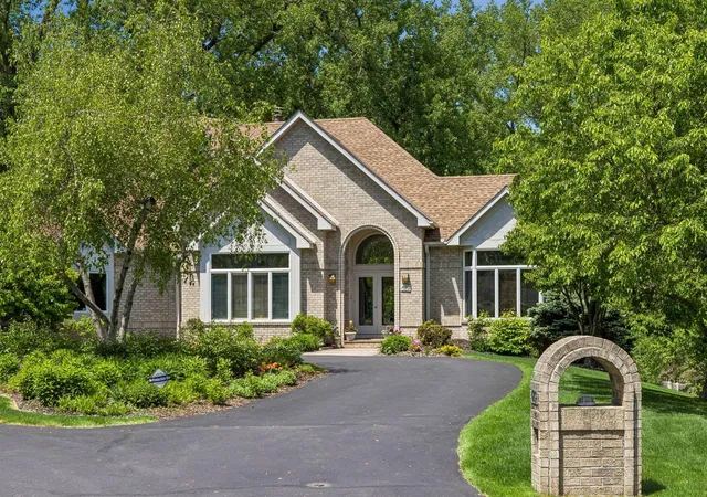 2nd image of 689 Brookside Ln, Saint Paul, MN 55118 | MLS# 7071221