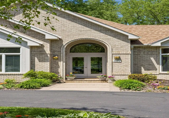 Photo 3 of Single family home for sale at 689 Brookside Ln, Saint Paul, MN 55118 | MLS# 7071221 | Listing updated on 2026-08-14