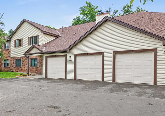 Photo 4 of Sale Pending at 1890 Fox Ridge Dr #C, Saint Paul, MN 55118 | MLS# 7071429 | Listing updated on 2026-08-28