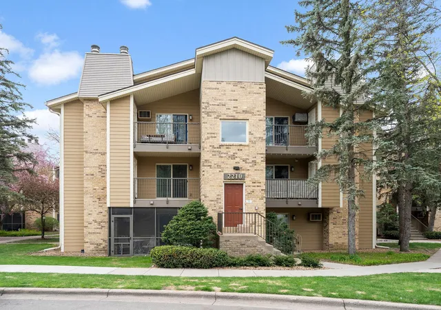 2nd image of 2210 Ridge Dr #31, Minneapolis, MN 55416 | MLS# 7071502