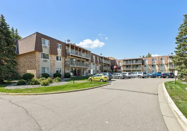 Listing Photo 2 - Condo for sale in building located at 2011 E 122nd St, Burnsville, MN 55337 - Unit #D5