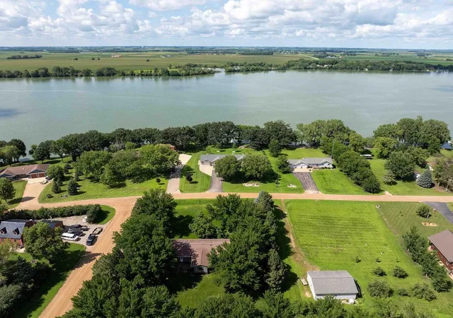 2nd image of 4 S Fox Lake Dr E, Sherburn, MN 56171 | MLS# 7071856