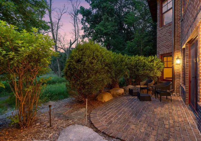 105th image of 1610 Locust Hills Pl, Wayzata, MN 55391 | MLS# 7071858