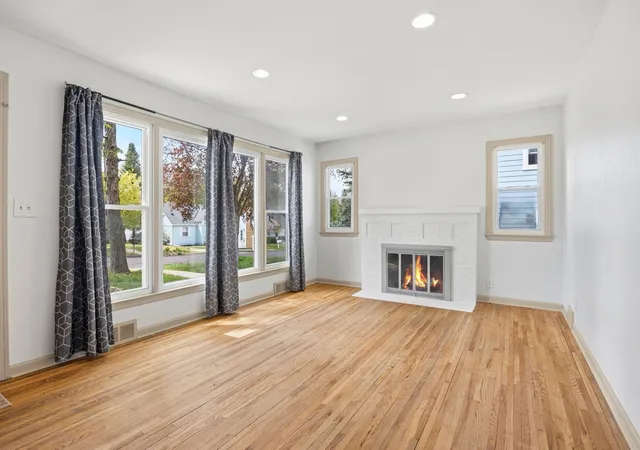Photo 3 of Single family home for sale at 1211 Lealand Rd E, Saint Paul, MN 55109 | MLS# 7071926 | Listing updated on 2026-06-03
