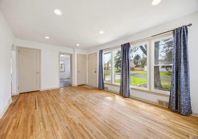 Photo 3 of Single family home for sale at 1211 Lealand Rd E, Saint Paul, MN 55109 | MLS# 7071926 | Listing updated on 2026-06-03