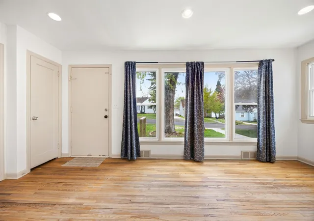 Photo 4 of Single family home for sale at 1211 Lealand Rd E, Saint Paul, MN 55109 | MLS# 7071926 | Listing updated on 2026-06-03