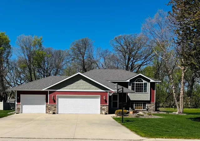 Homes for sale in New London, MN | 681 W River Dr, New London, MN 56273 | MLS# 7072000