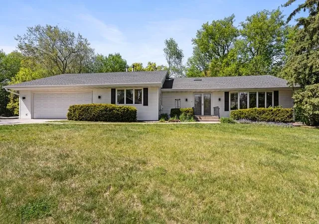 Photo 2 of Single family home for sale at 1948 Crown Point Dr, Saint Paul, MN 55118 | MLS# 7072078 | Listing updated on 2026-08-25
