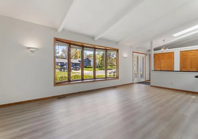 Photo 3 of Single family home for sale at 1948 Crown Point Dr, Saint Paul, MN 55118 | MLS# 7072078 | Listing updated on 2026-08-25